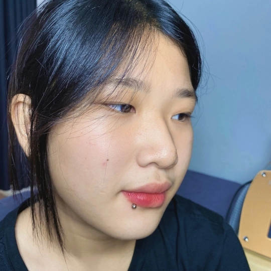 Xỏ khuyên môi